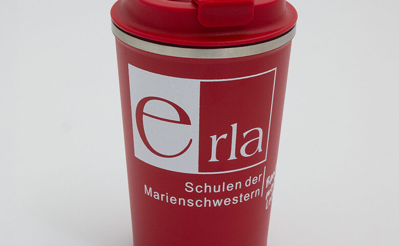 Roter Kunsstoff-Trinkbecher mit dem Branding der Marienschwestern in Erla auf hellem Hintergrund