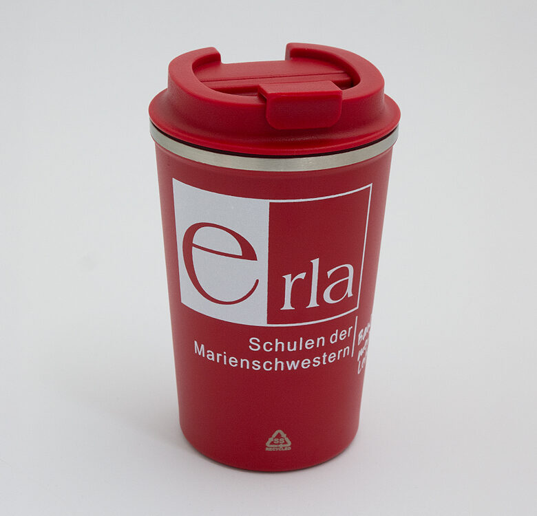 Roter Kunsstoff-Trinkbecher mit dem Branding der Marienschwestern in Erla auf hellem Hintergrund